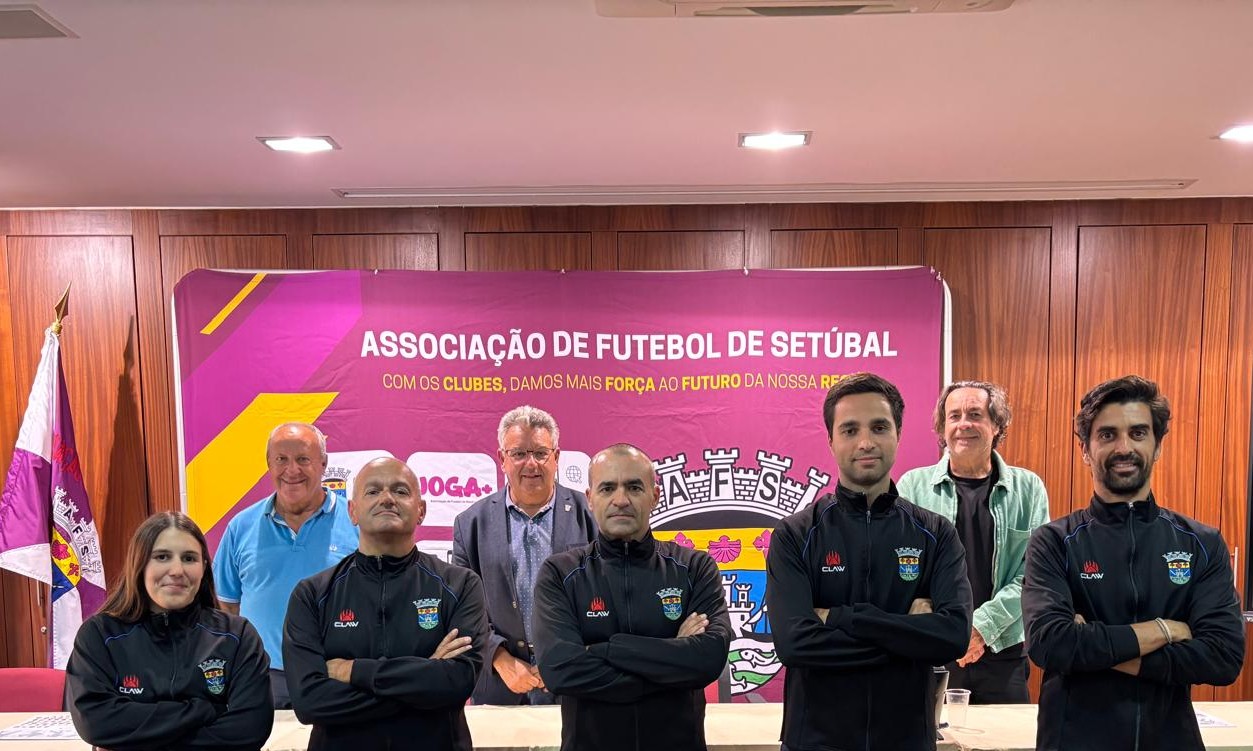 Seleções de futebol com estrutura técnica definida